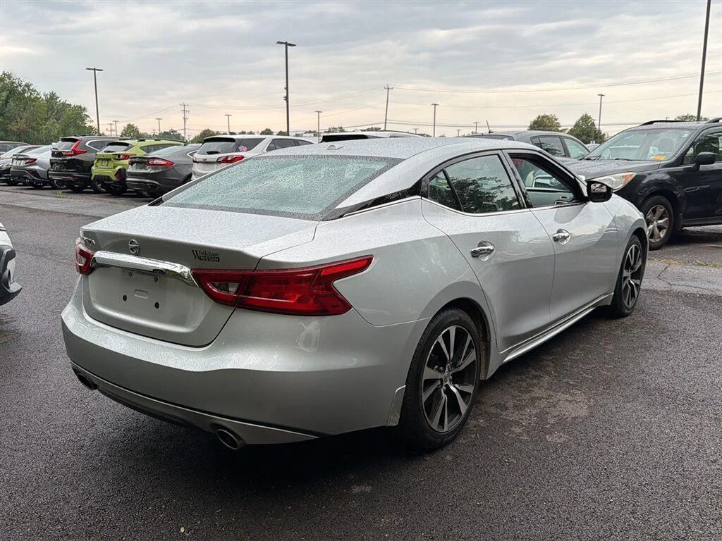Used 2018 Brilliant Silver Nissan S image 8