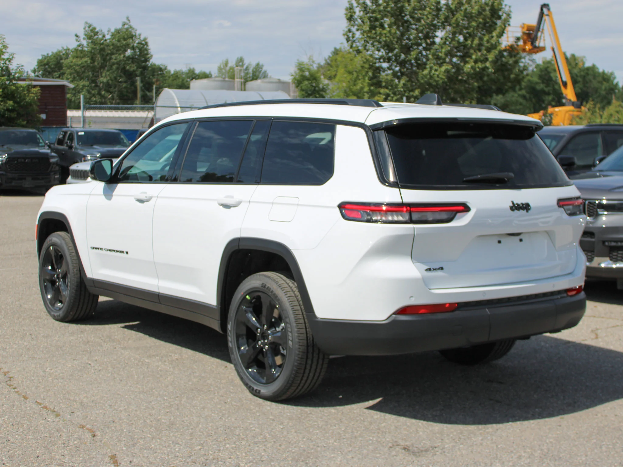 New 2025 White Jeep Altitude* 4x4, Sunroof, Heated Leather, Wireless Charging Pad image 3