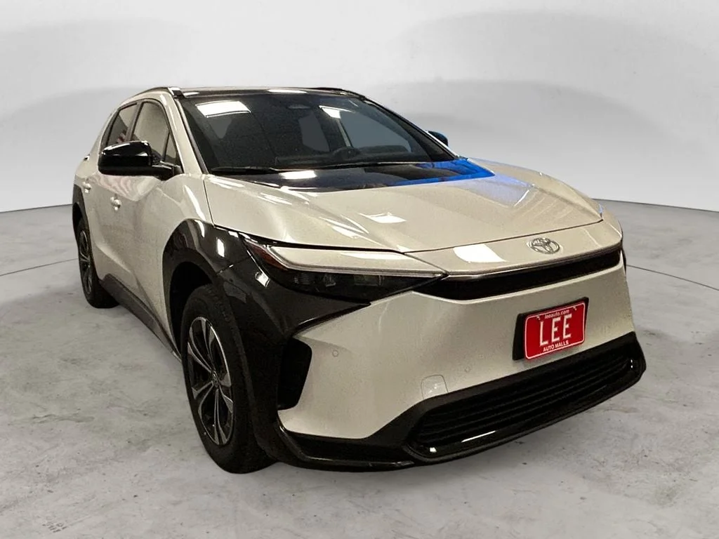 Used 2024 Pearl Toyota XLE image 7