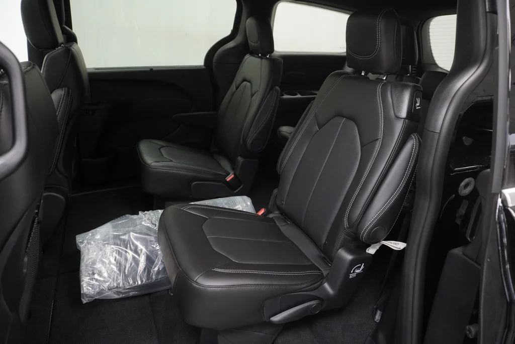 New 2027 Diamond Black Crystal Pearl-Coat Exterior Paint Chrysler Select image 17