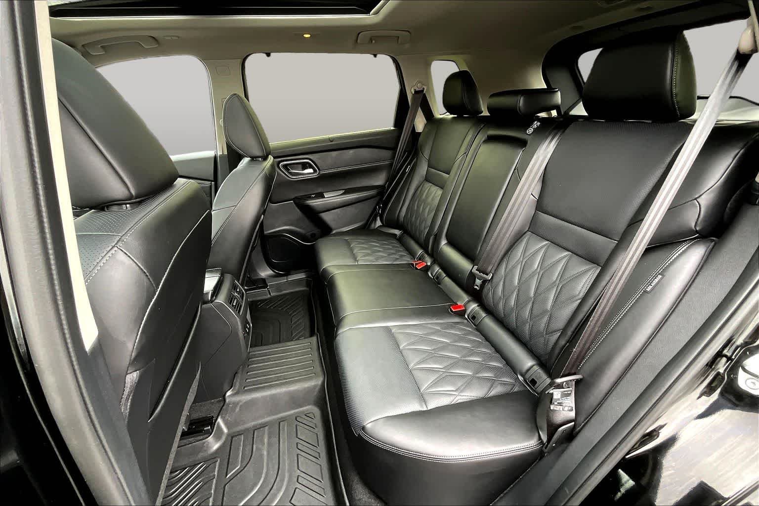 Used 2025 Super Black Nissan Platinum image 37