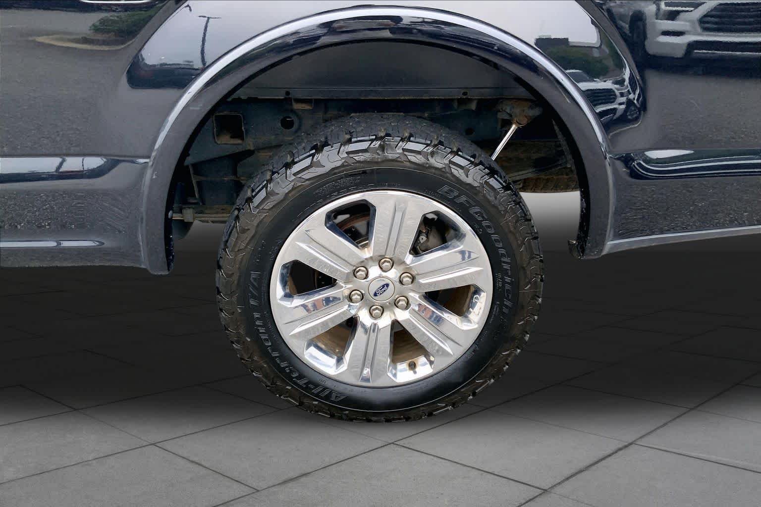 Used 2019 Agate Black Metallic Ford LARIAT image 10