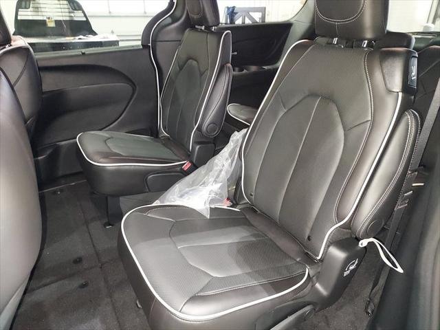 New 2026 Bright White Clear-Coat Exterior Paint Chrysler Limited image 30