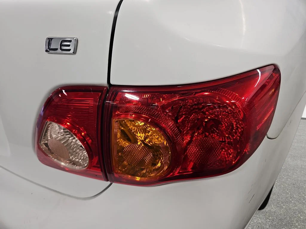 Used 2010 White Toyota LE image 30