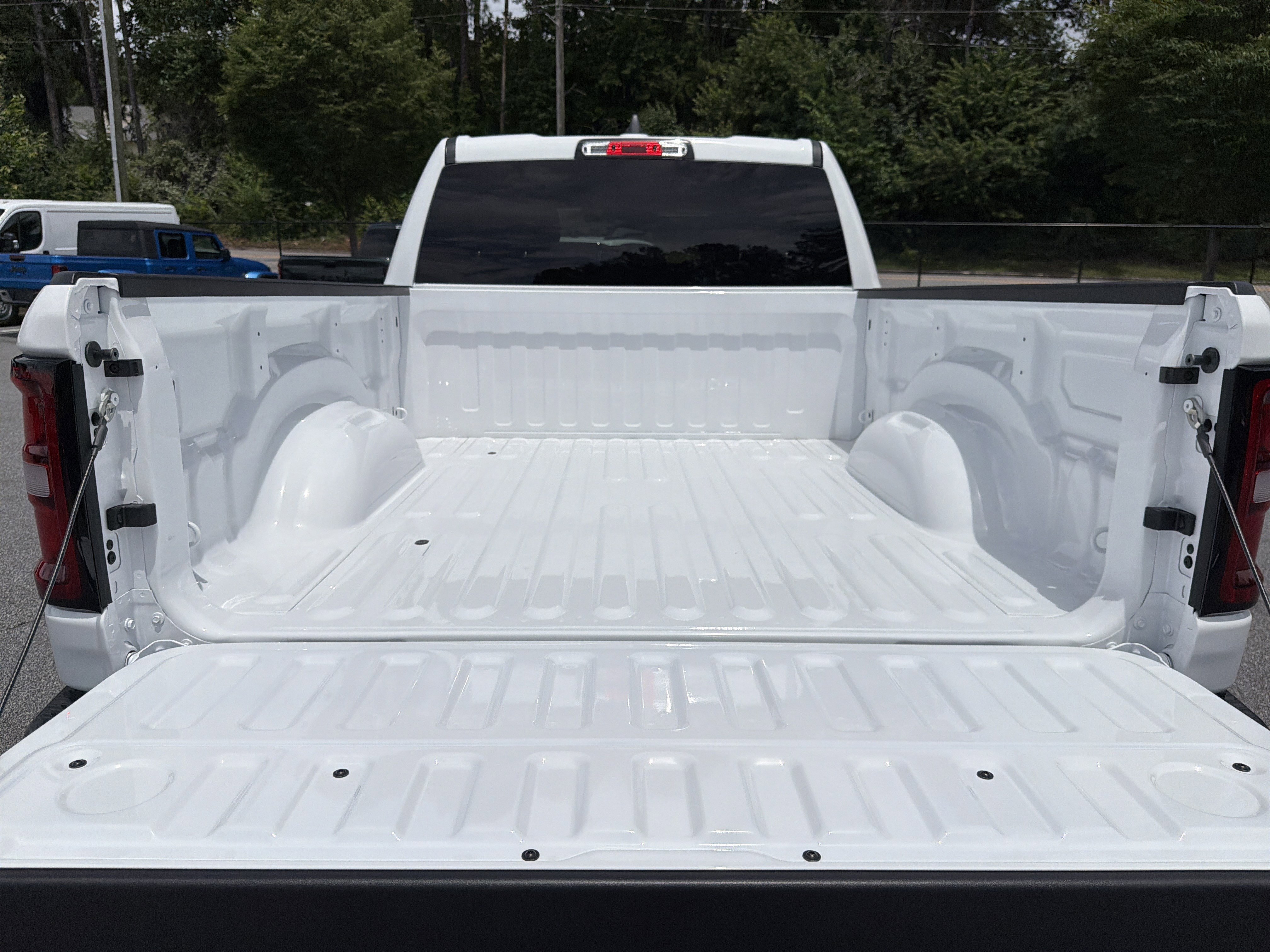 New 2026 Bright White Clear-Coat Exterior Paint RAM Tradesman image 22