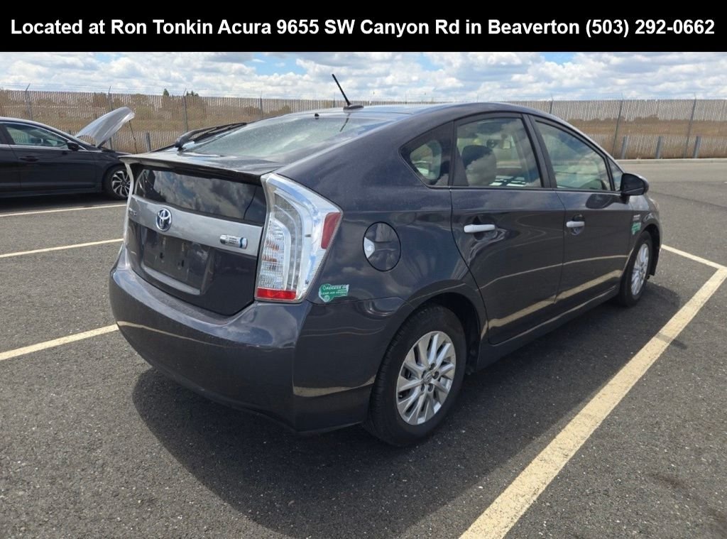Used 2015 Winter Gray Metallic Toyota Base image 5
