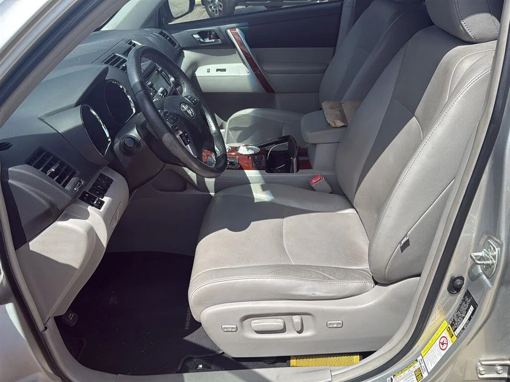 Used 2013 Classic Silver Metallic Toyota Limited image 6