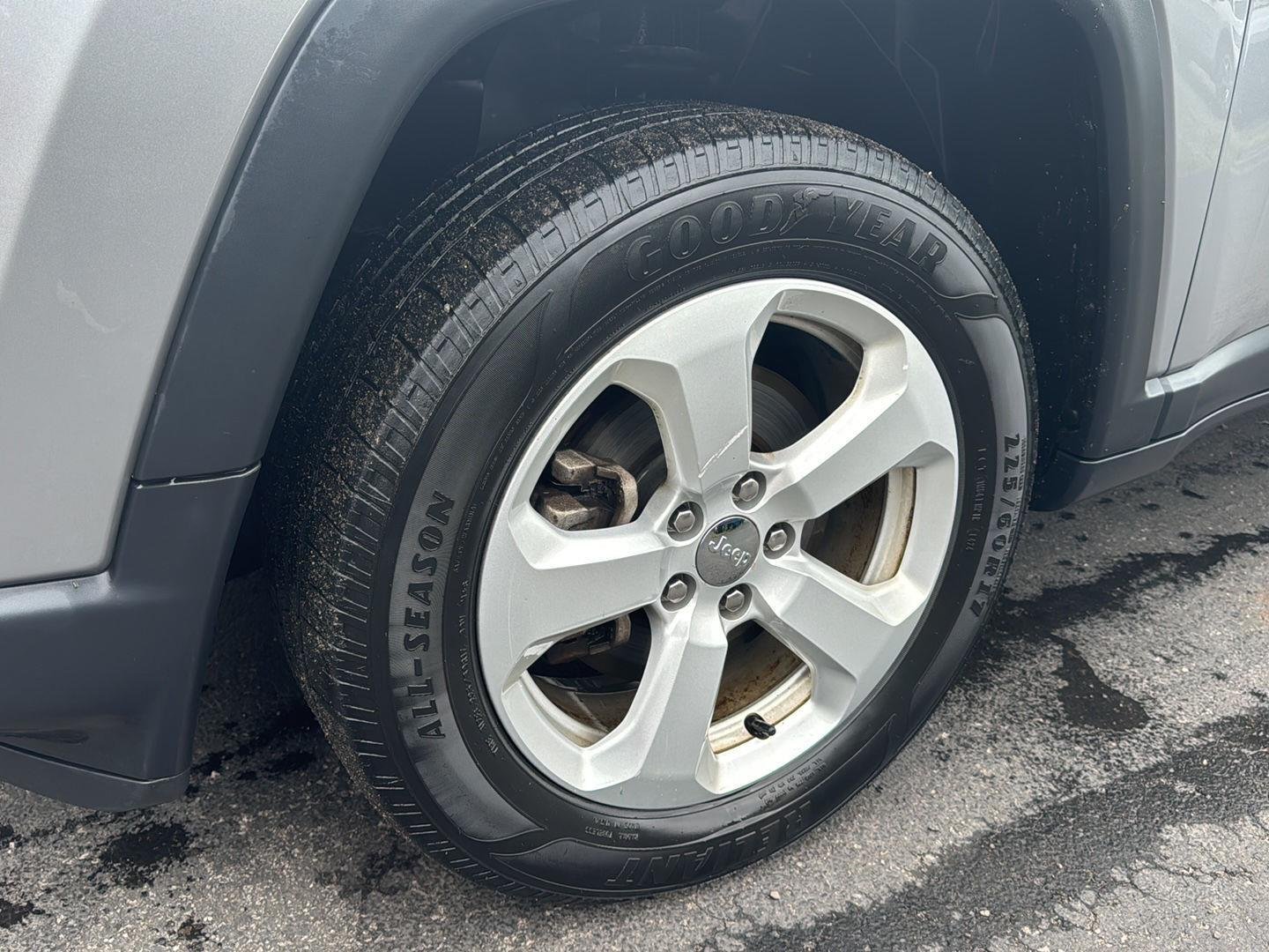 Used 2019 Billet Silver Metallic Clearcoat Jeep Latitude image 8