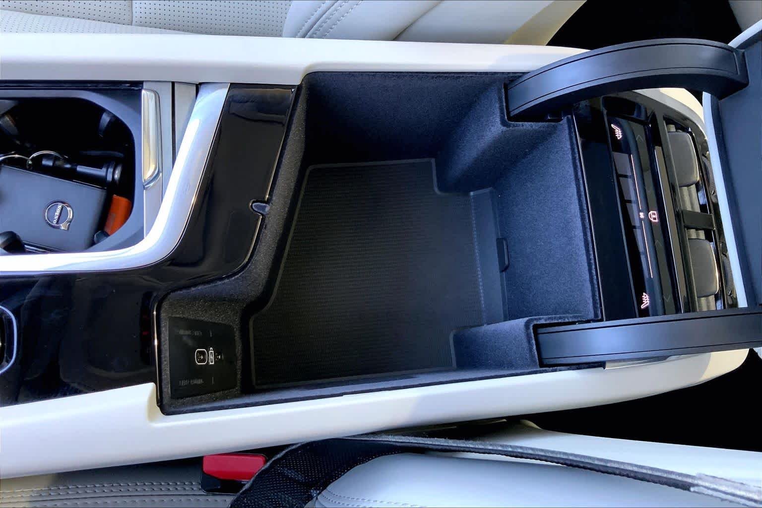 Used 2024 Crystal White Metallic Volvo Ultimate Dark Theme image 35