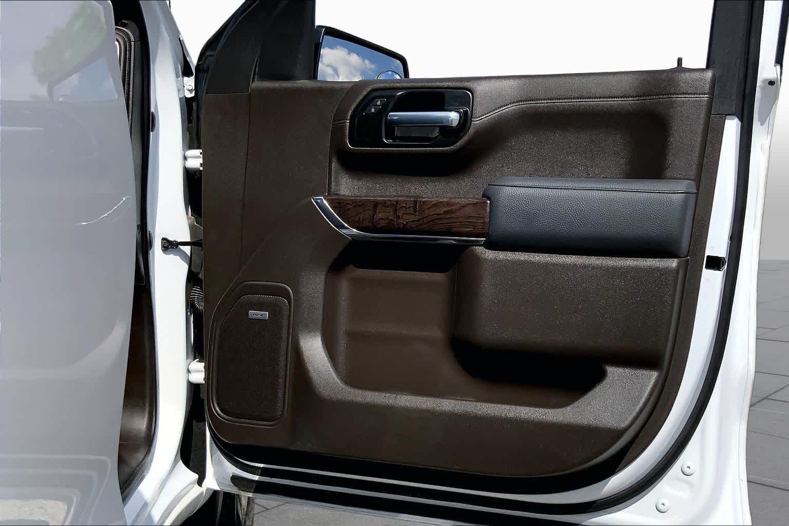 Used 2021 White Frost Tricoat GMC Denali image 22