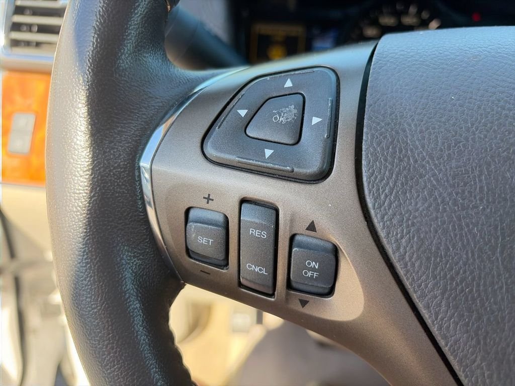 Used 2013 White Lincoln Base image 21