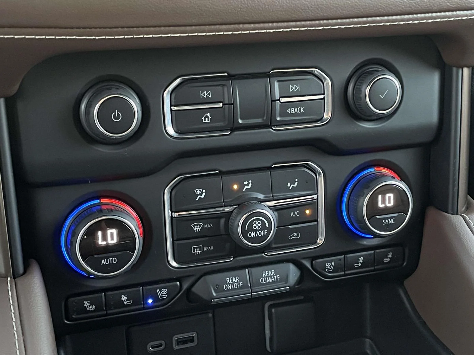 Used 2022 Iridescent Pearl Tricoat Chevrolet High Country image 17