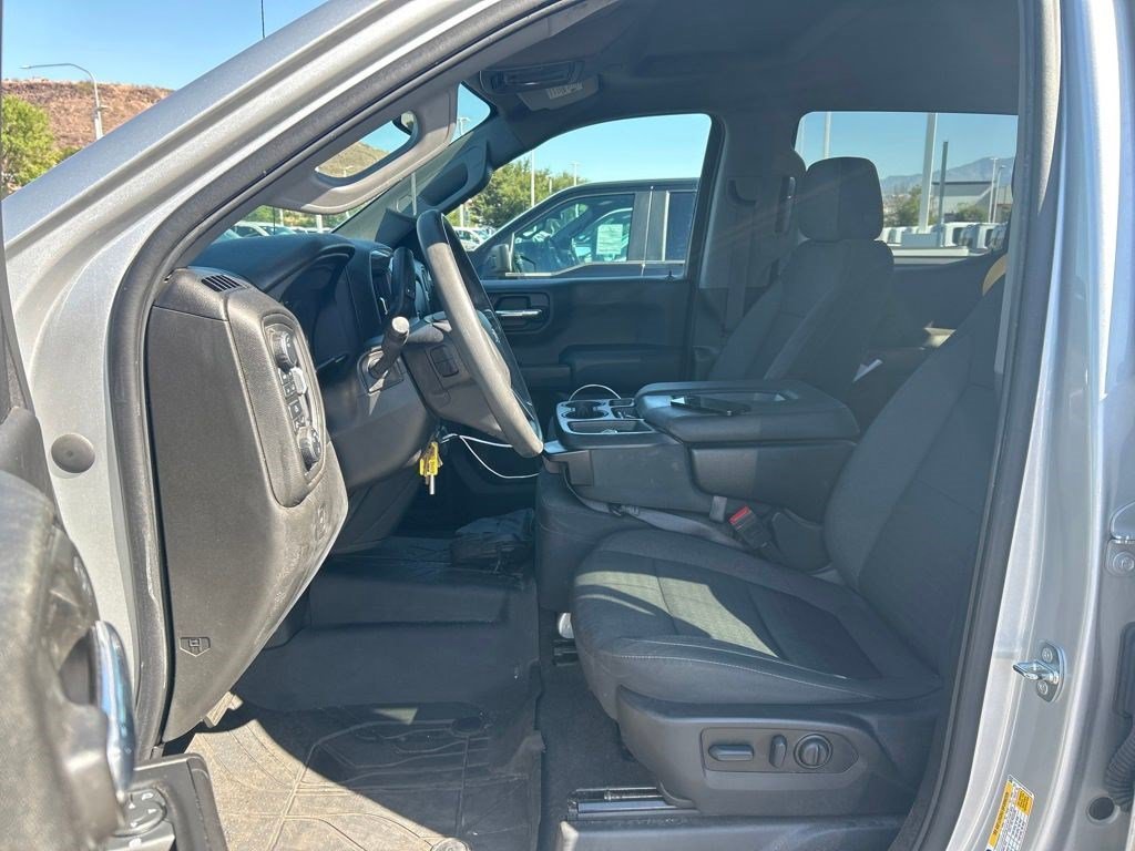 Used 2022 Silver Ice Metallic Chevrolet Custom image 3
