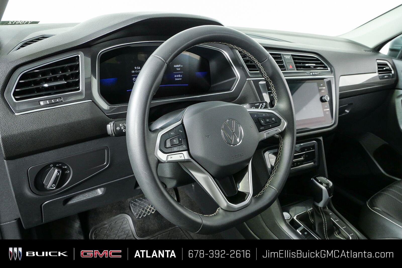 Used 2024 Pyrite Silver Metallic Volkswagen SE image 4