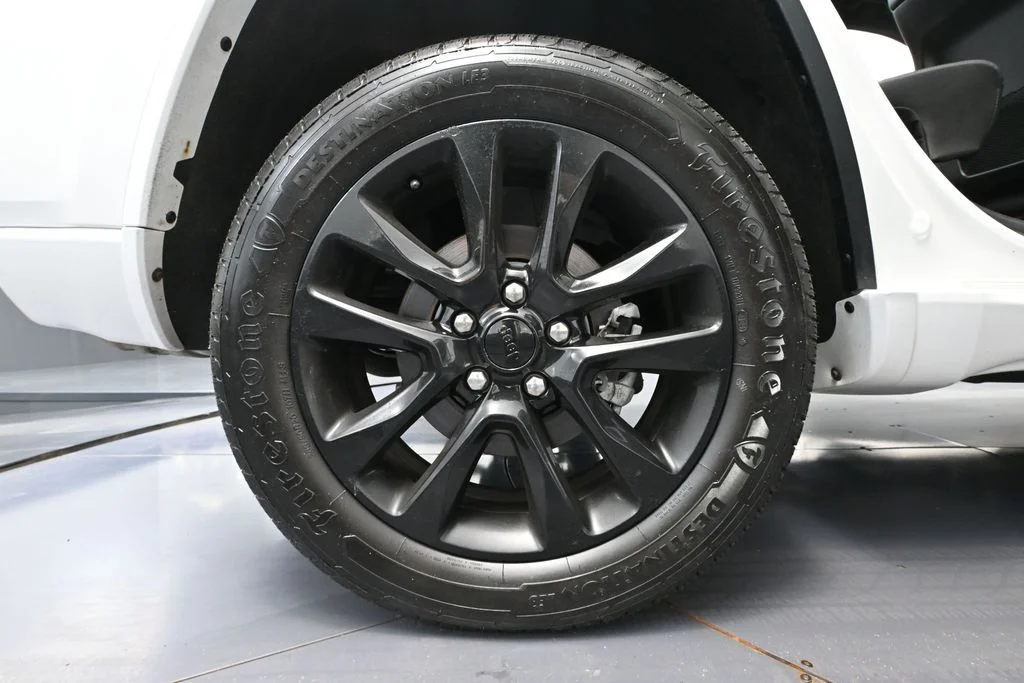 Used 2021 White Jeep Laredo X image 17