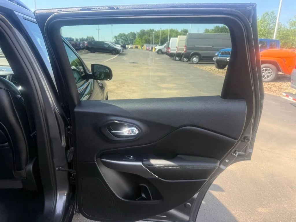 Used 2022 Gray Jeep Latitude Lux image 43