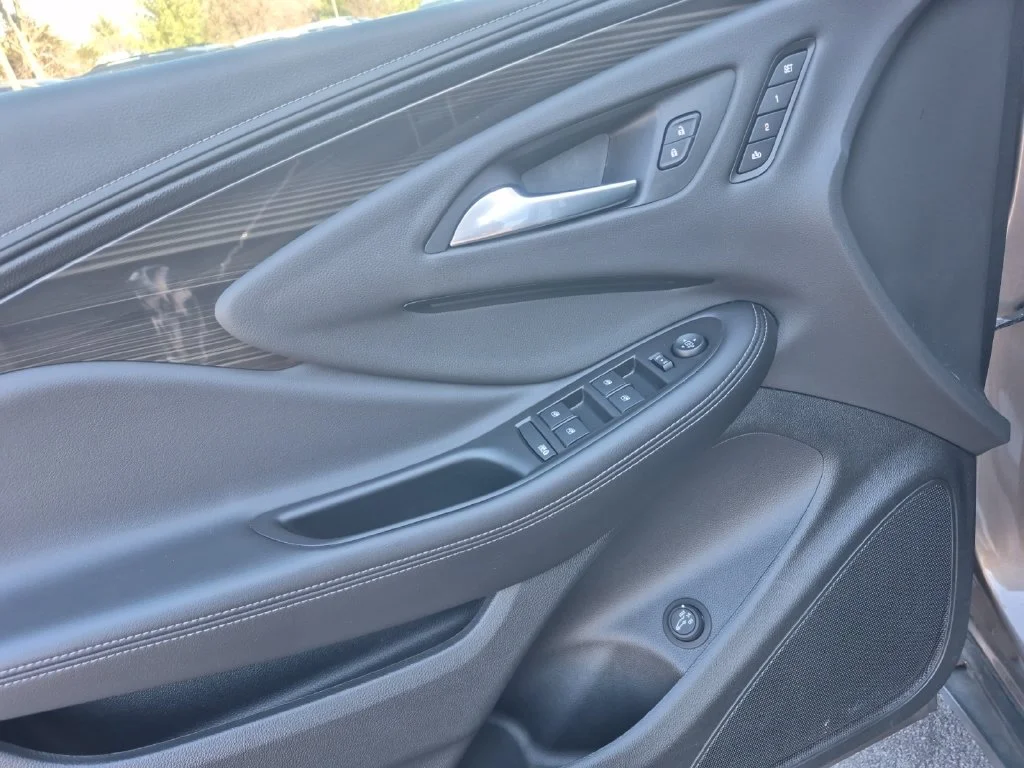 Used 2019 Brown Buick Essence image 20
