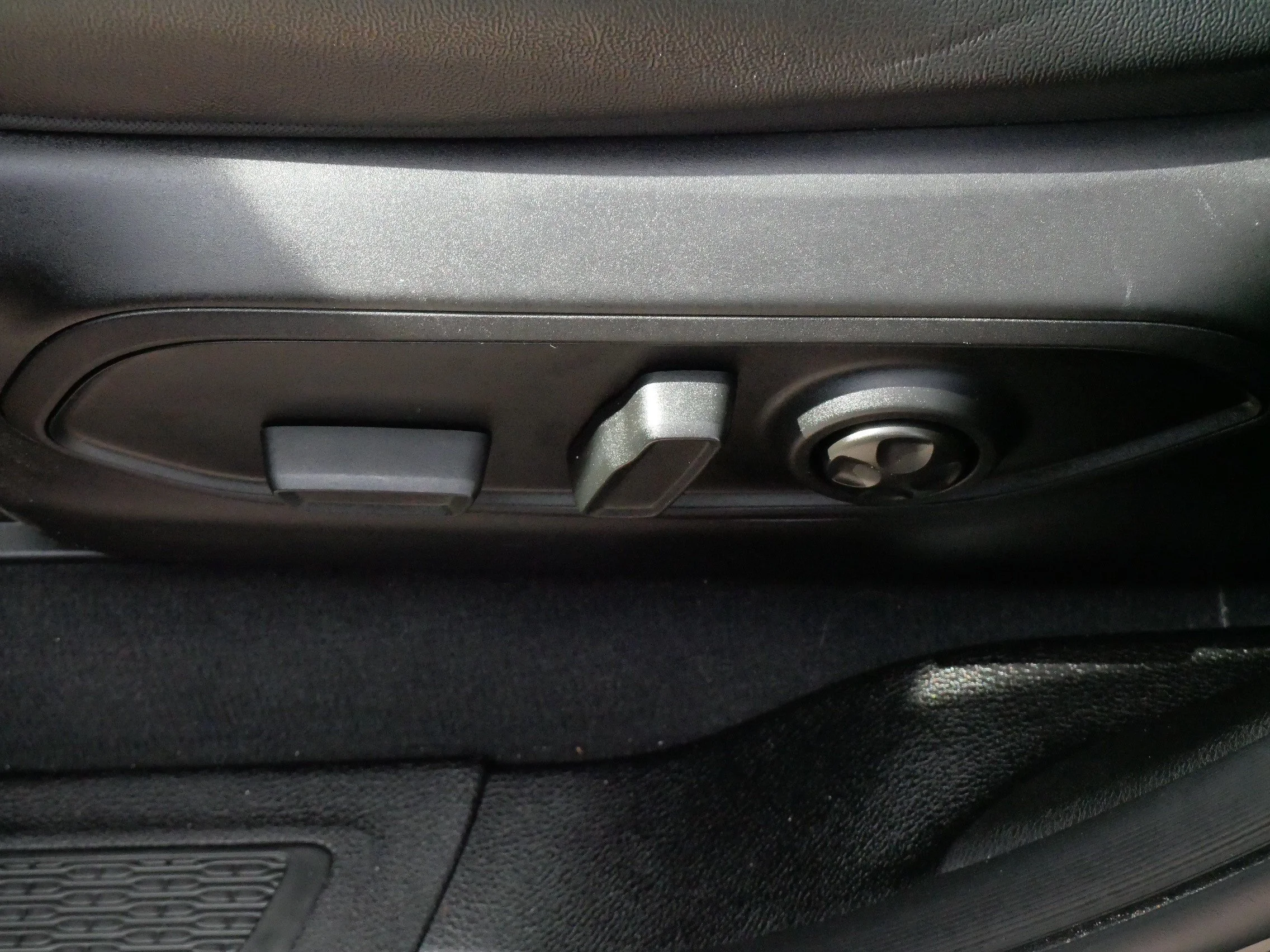 Used 2025 Diamond Black Crystal Pearlcoat Jeep Limited image 20