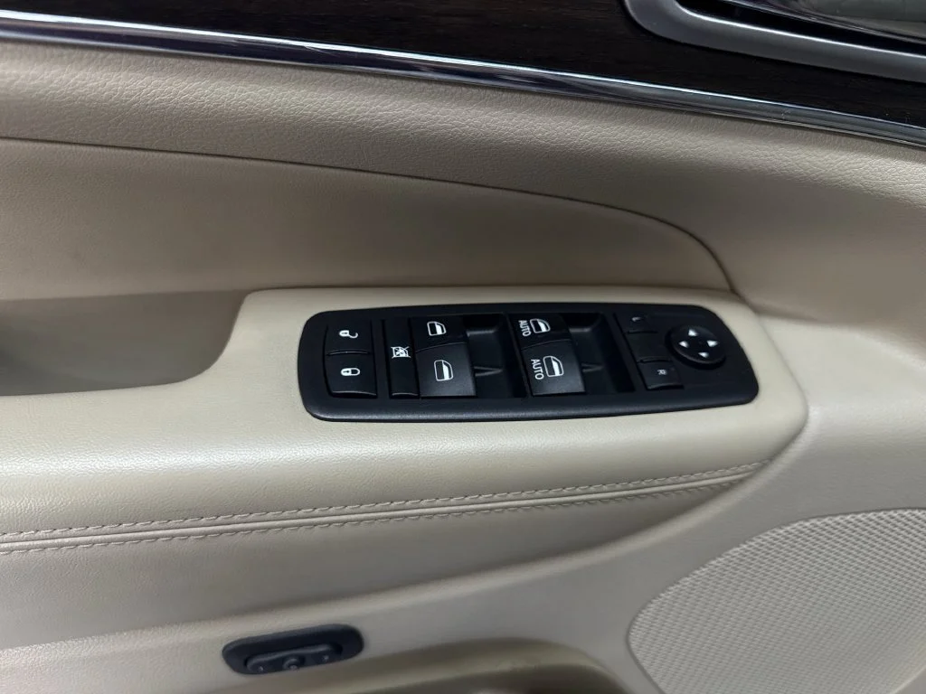 Used 2018 Velvet Jeep Limited image 15