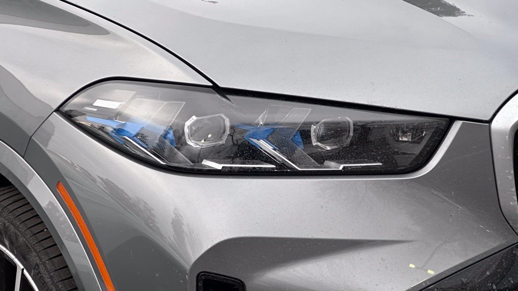 Used 2026 Skyscraper Grey Metallic BMW xDrive40i image 2