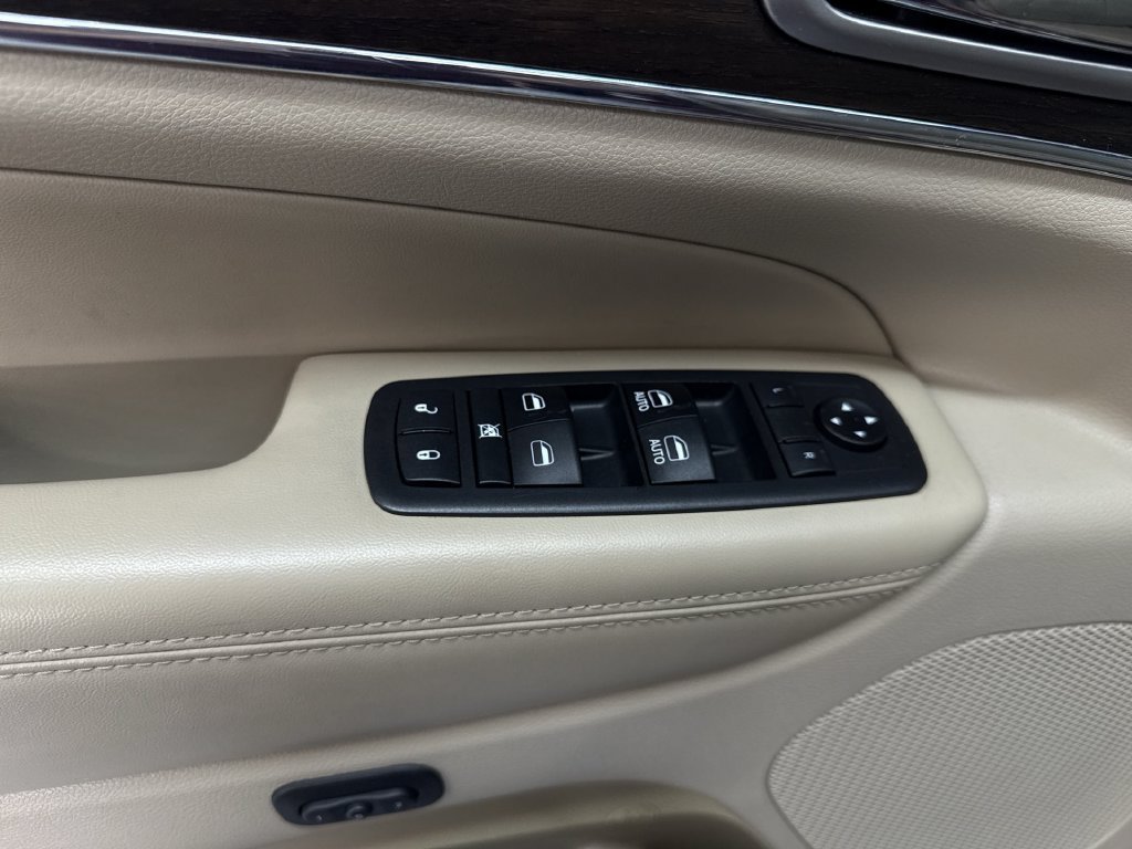 Used 2018 Velvet Jeep Limited image 15