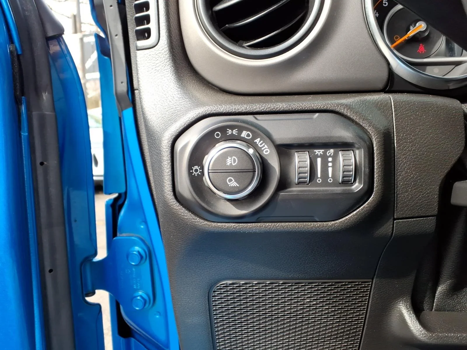 Used 2021 Hydro Blue Pearl Coat Jeep Sport S image 21