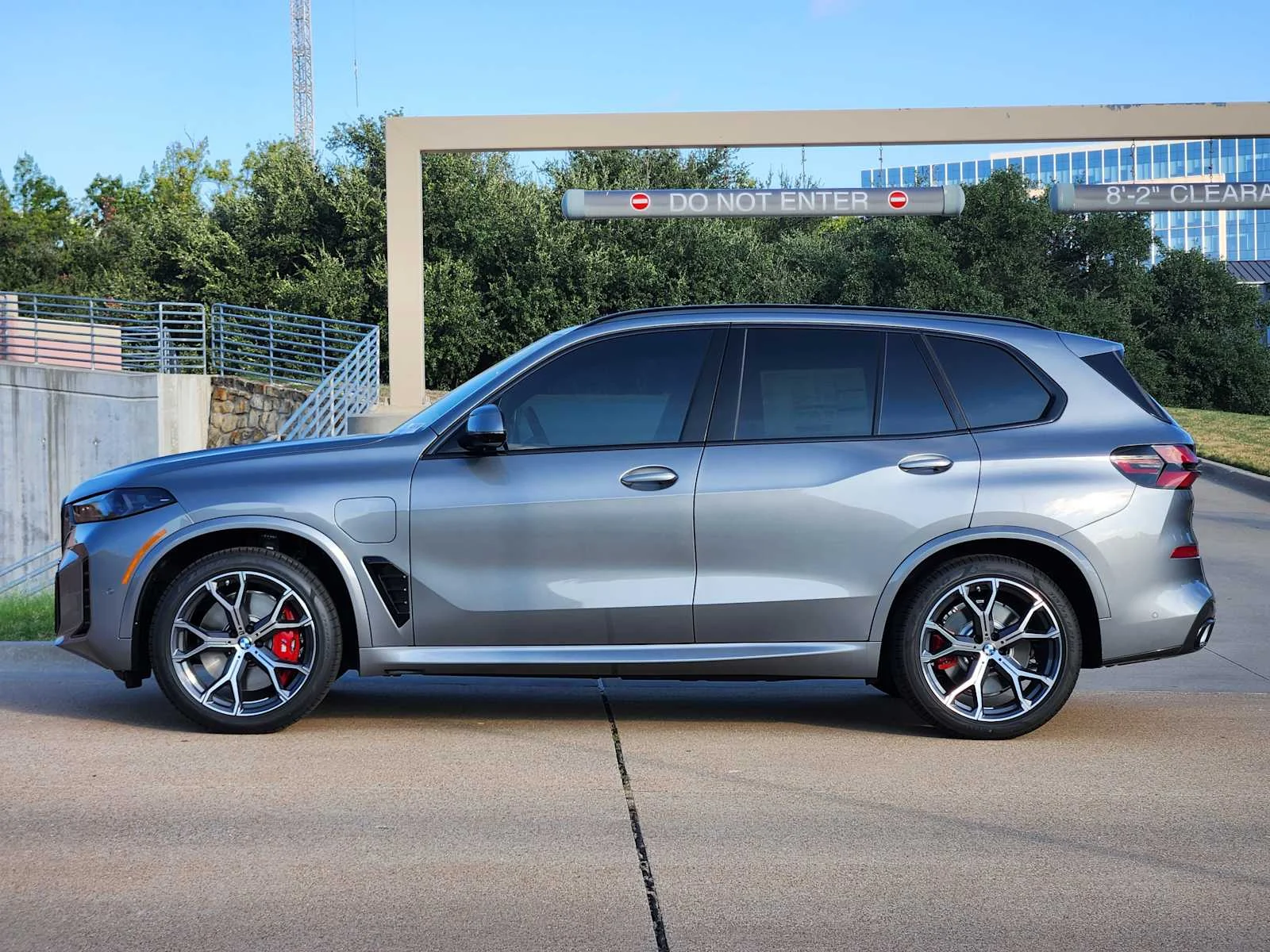 New 2026 Skyscraper Grey Metallic BMW xDrive50e image 2