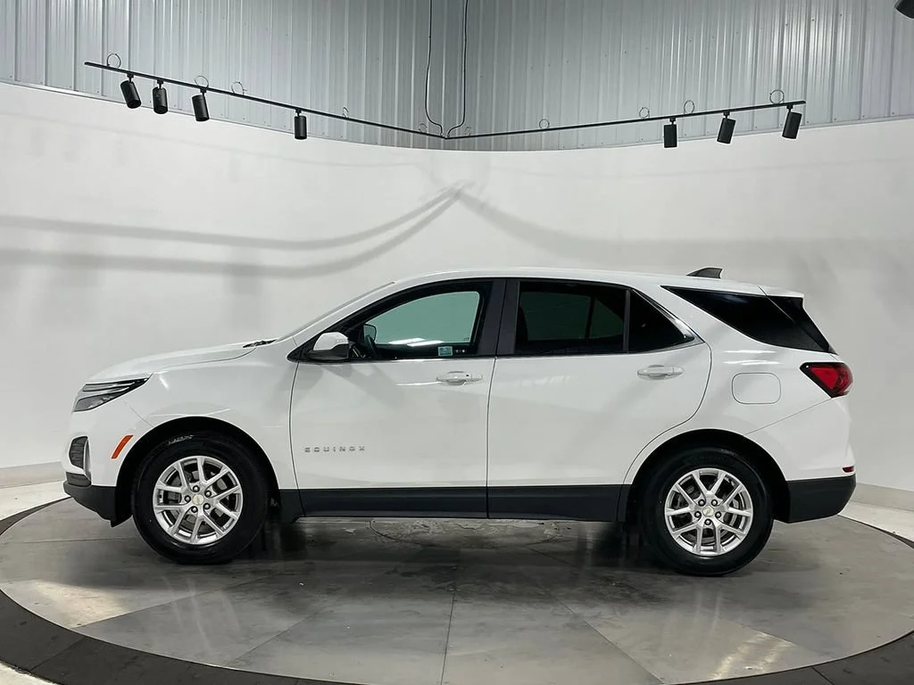 Used 2024 Summit White Chevrolet LT image 16