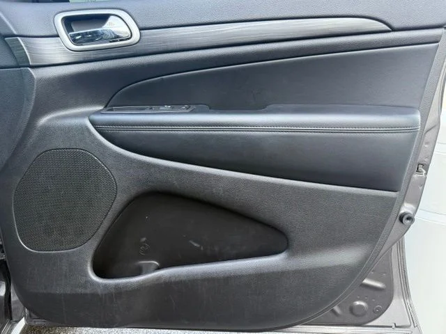 Used 2020 Granite Crystal Metallic Clearcoat Jeep Altitude image 28