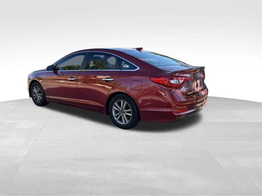 Used 2016 Red Hyundai SE image 4