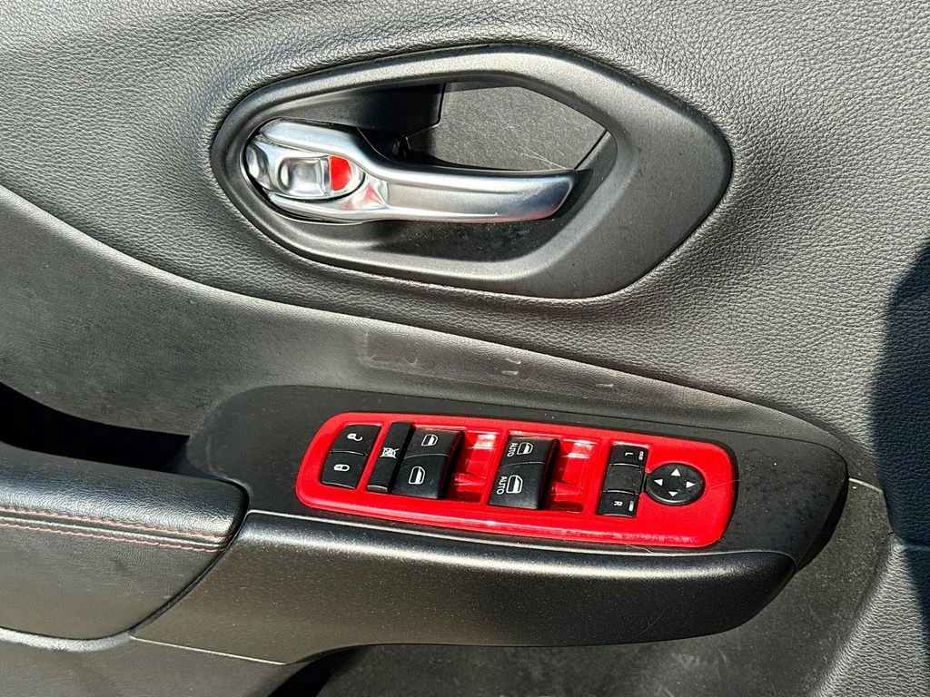 Used 2019 Bright White Clearcoat Jeep Trailhawk image 17