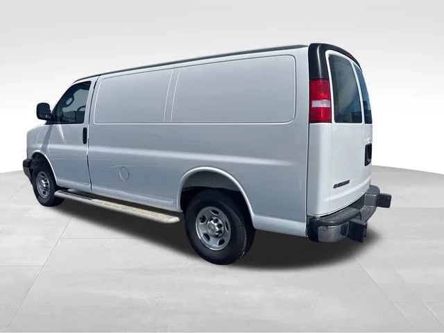Used 2025 Summit White Chevrolet WT image 3
