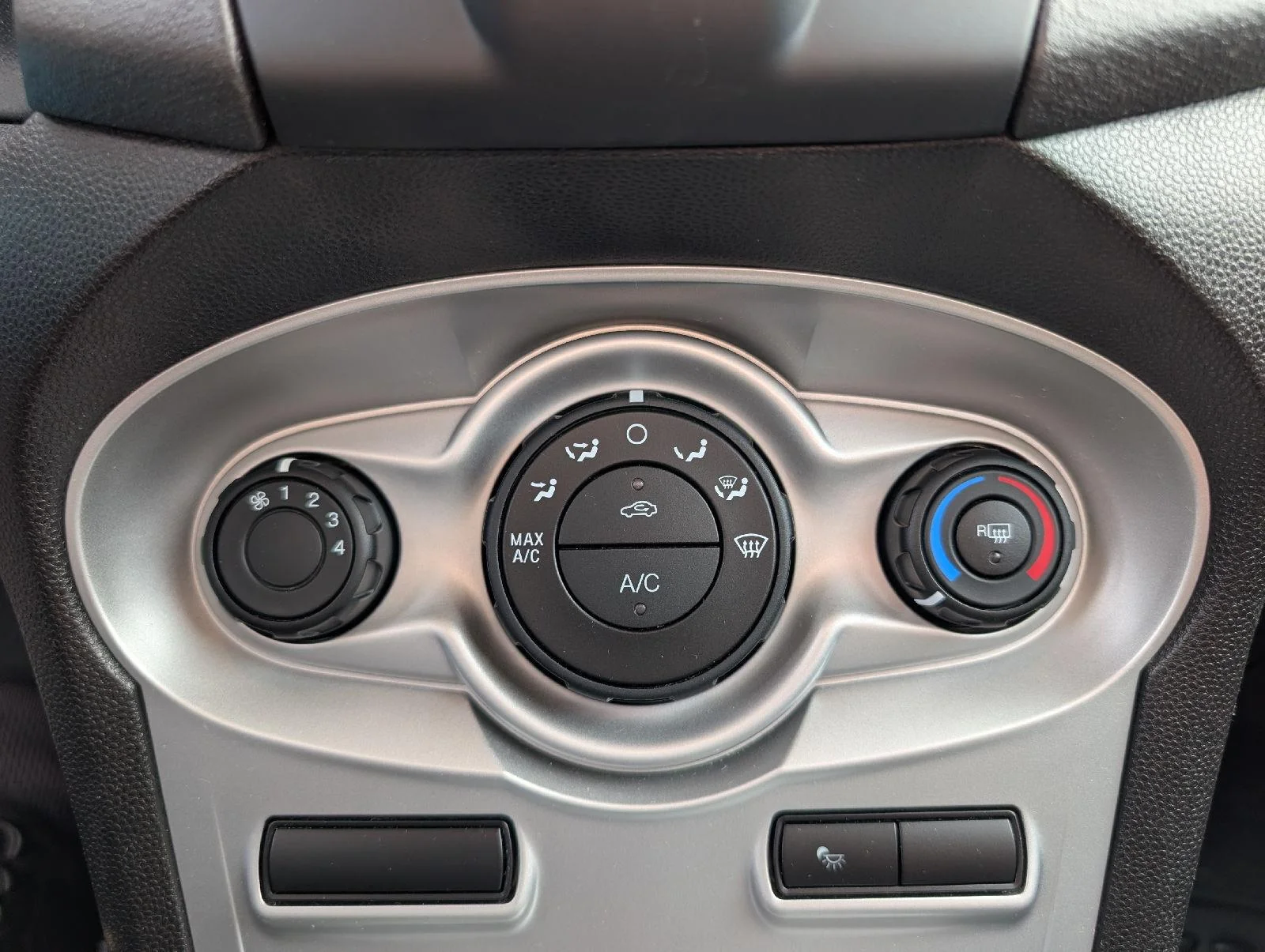 Used 2016  Ford SE image 15