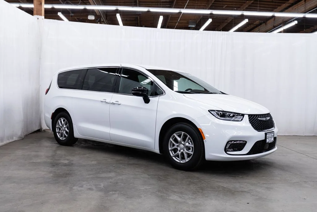 2026 Chrysler Pacifica Select's photo