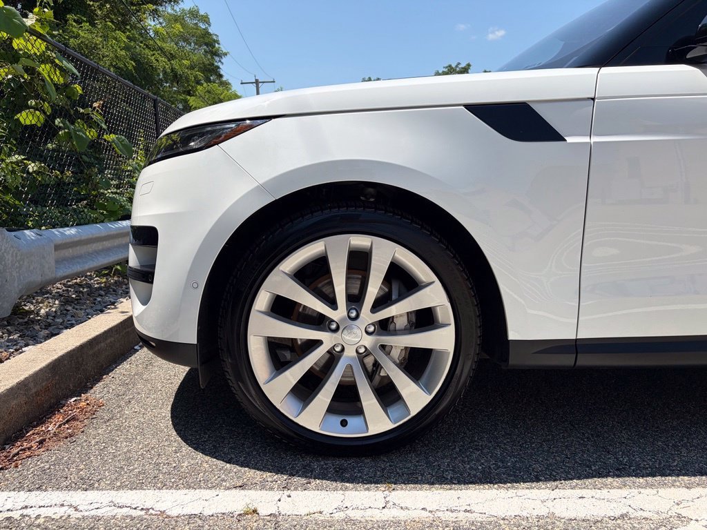 Used 2023 White Land Rover SE image 8