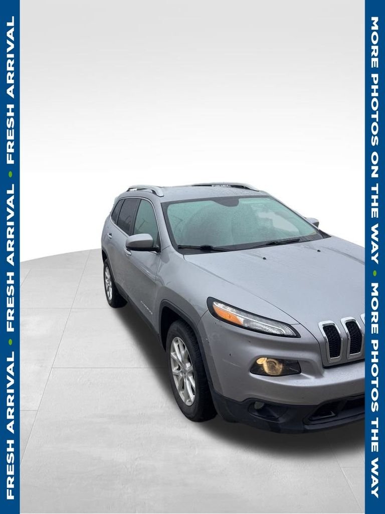 Used 2016 Silver Jeep Latitude image 1