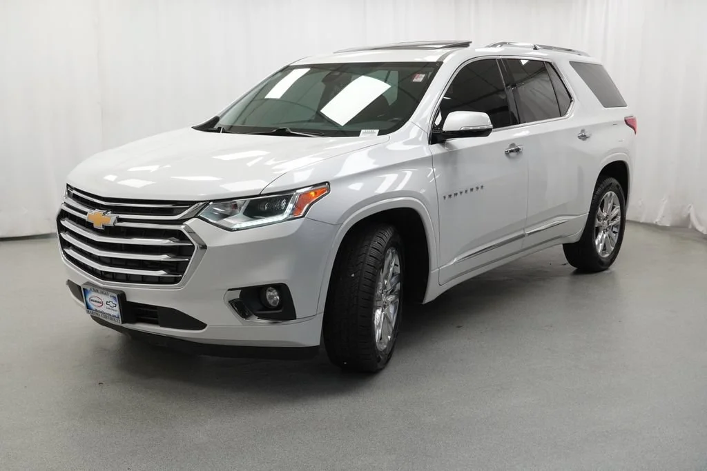 Used 2019 IRIDESCENT PEARL TRICOAT Chevrolet High Country image 3