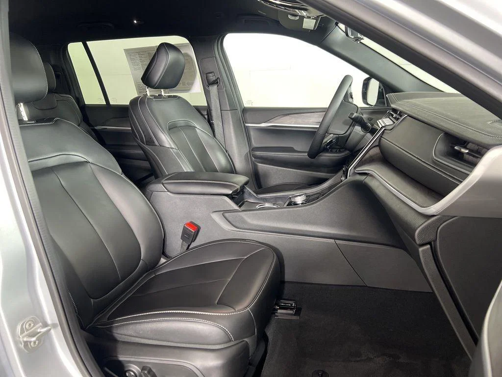 Used 2025 Silver Zynith Jeep Limited image 13