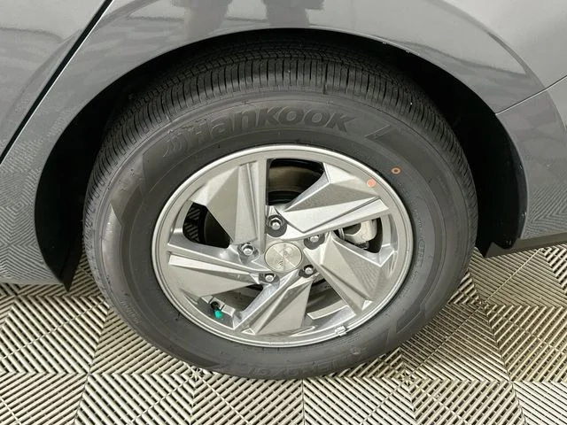 New 2026 Hyundai ELANTRA SE