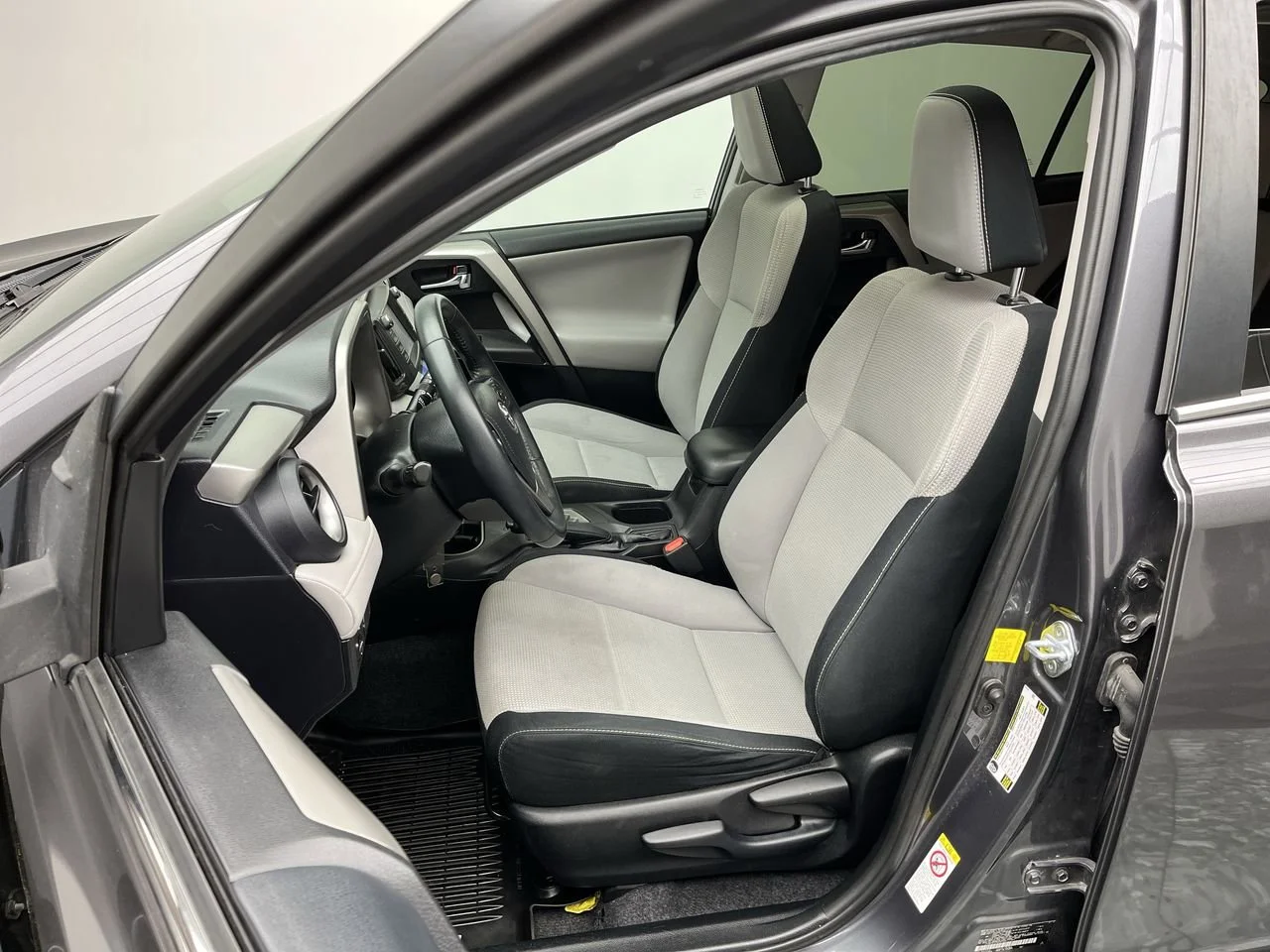 Used 2016 Gray Toyota XLE image 10