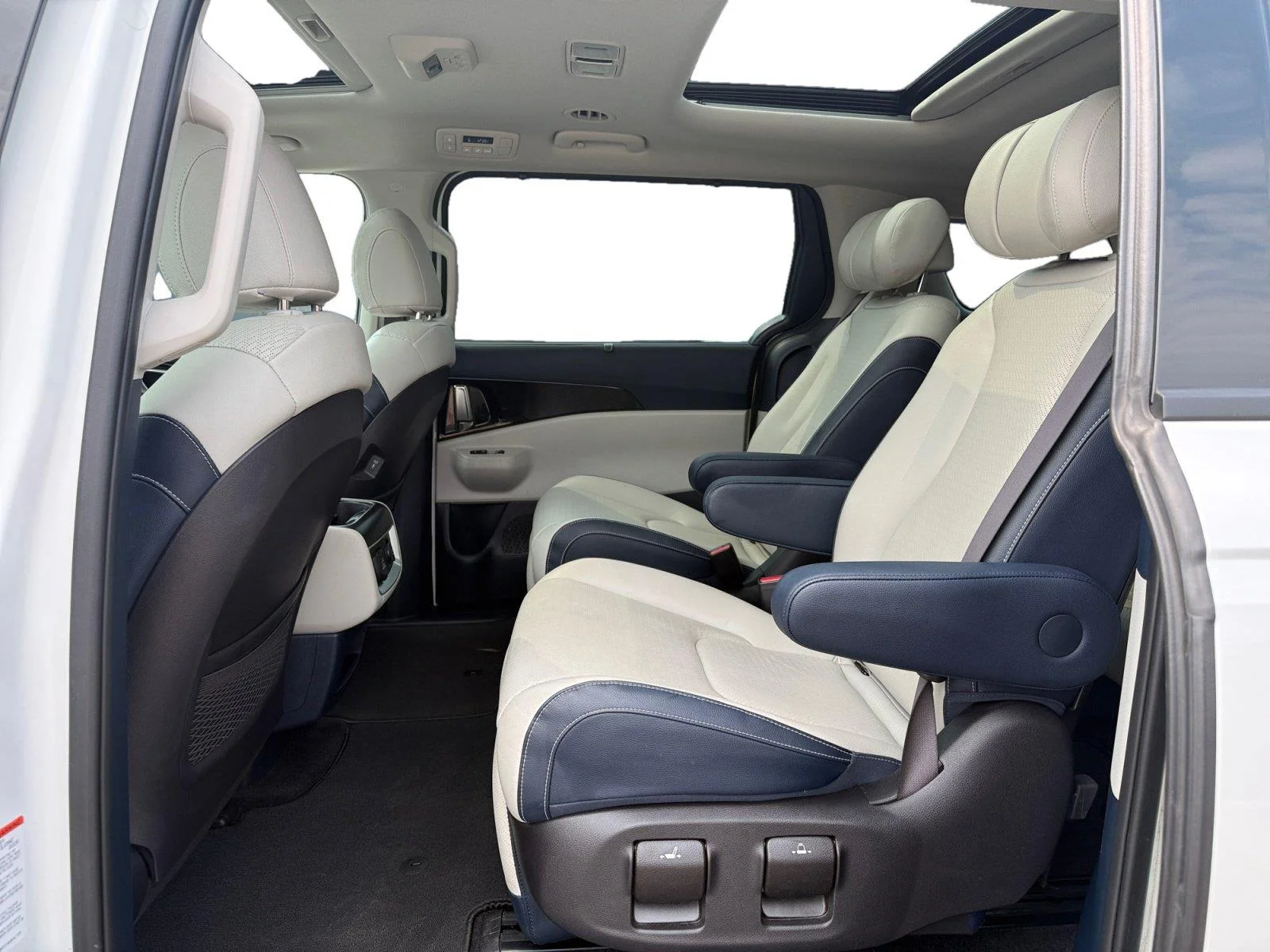 Used 2025 Snow White Pearl Kia SX Prestige image 21
