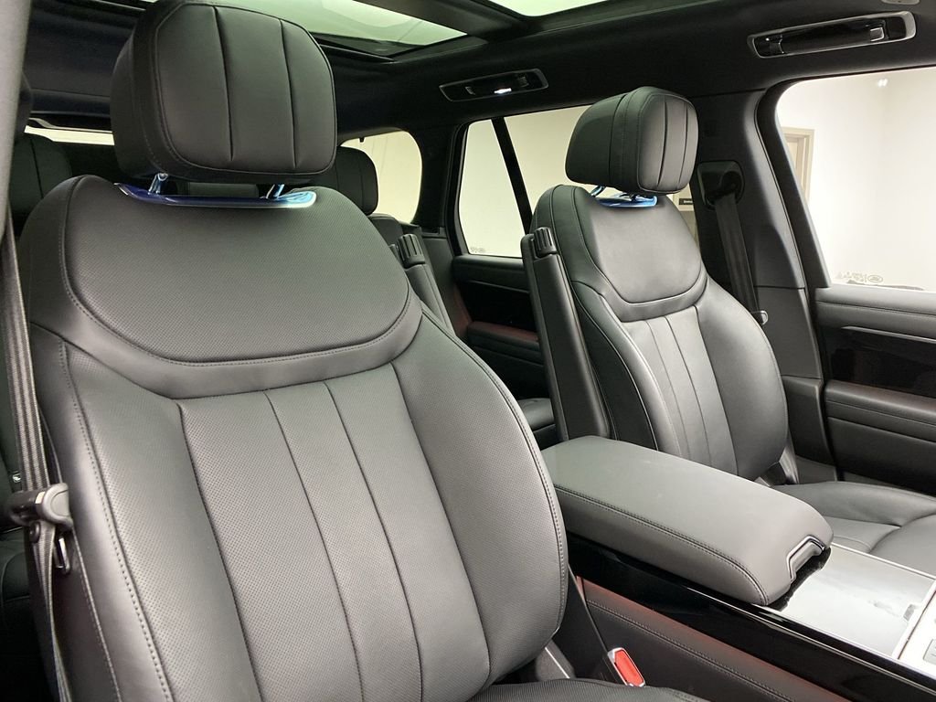 Used 2023  Land Rover SE image 3