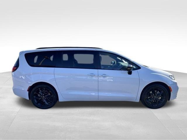New 2026 Bright White Clear-Coat Exterior Paint Chrysler Limited image 8