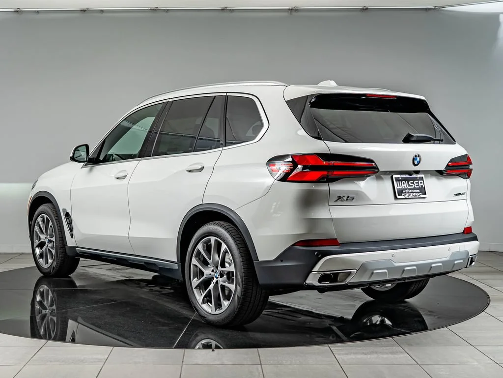 New 2026 Alpine White BMW xDrive40i image 7