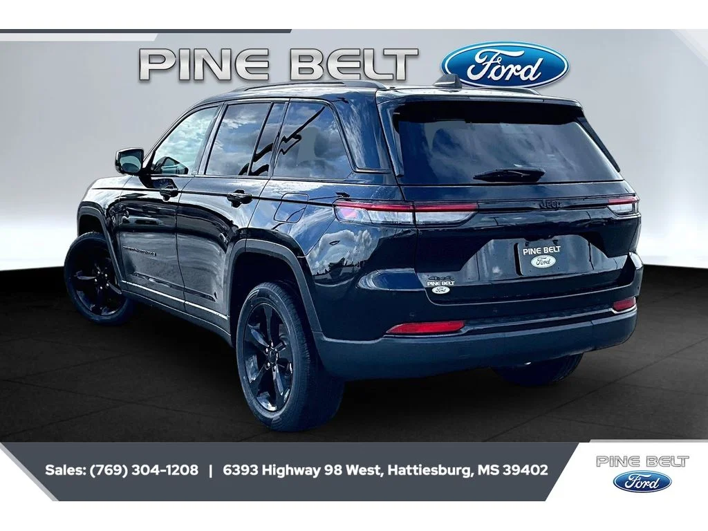 Used 2022 Diamond Black Crystal Pearlcoat Jeep Altitude image 2