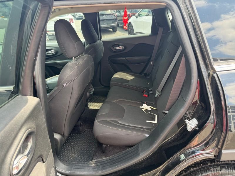 Used 2017 Black Jeep Latitude image 10