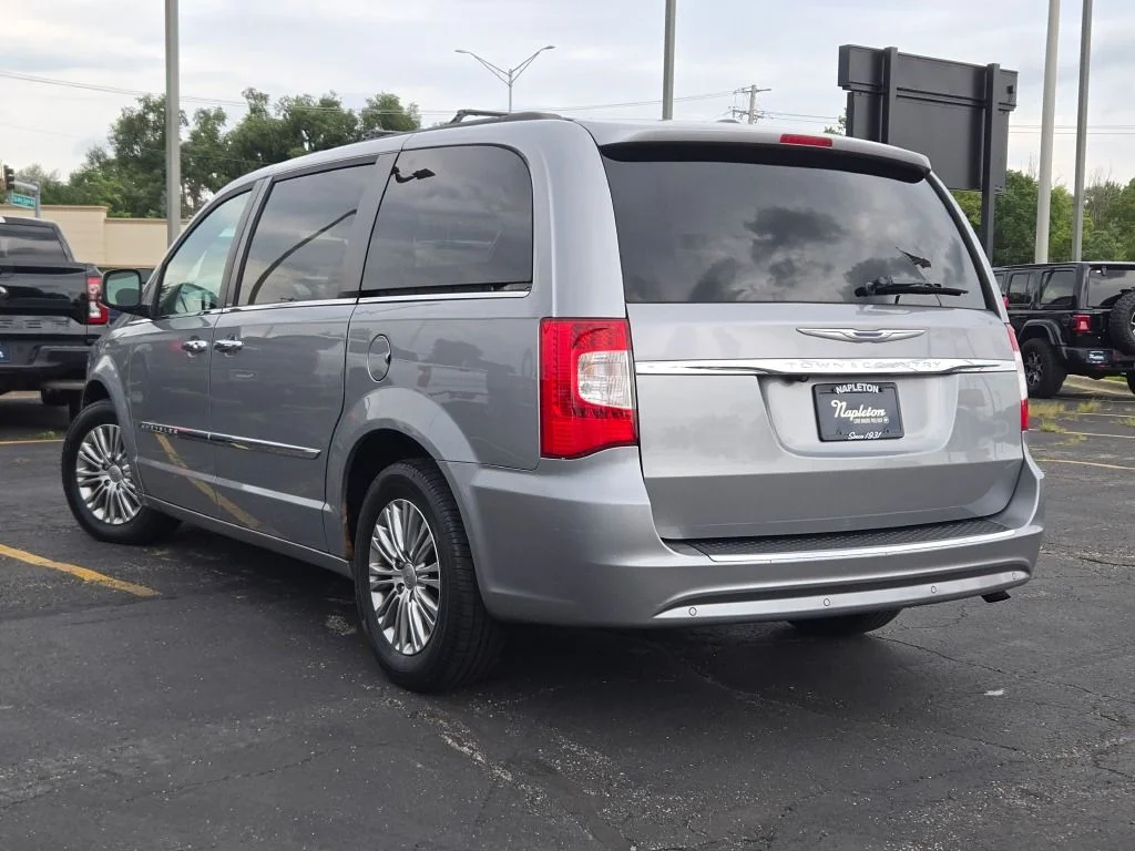 Used 2013 Silver Chrysler Touring-L image 14