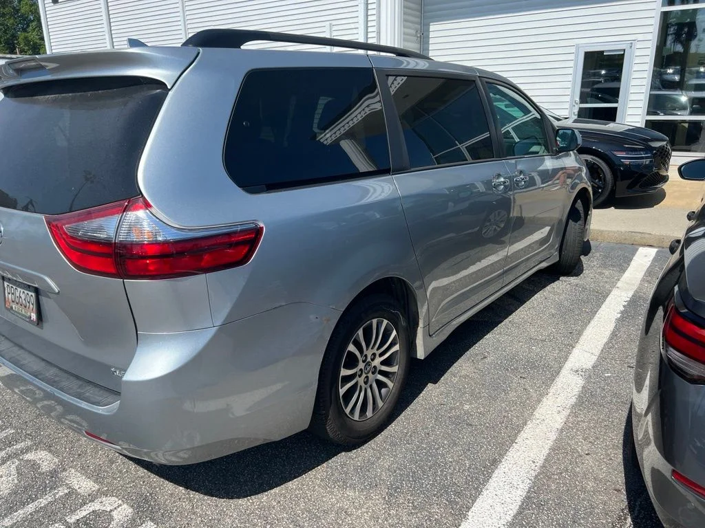 Used 2020 Silver Toyota XLE image 5