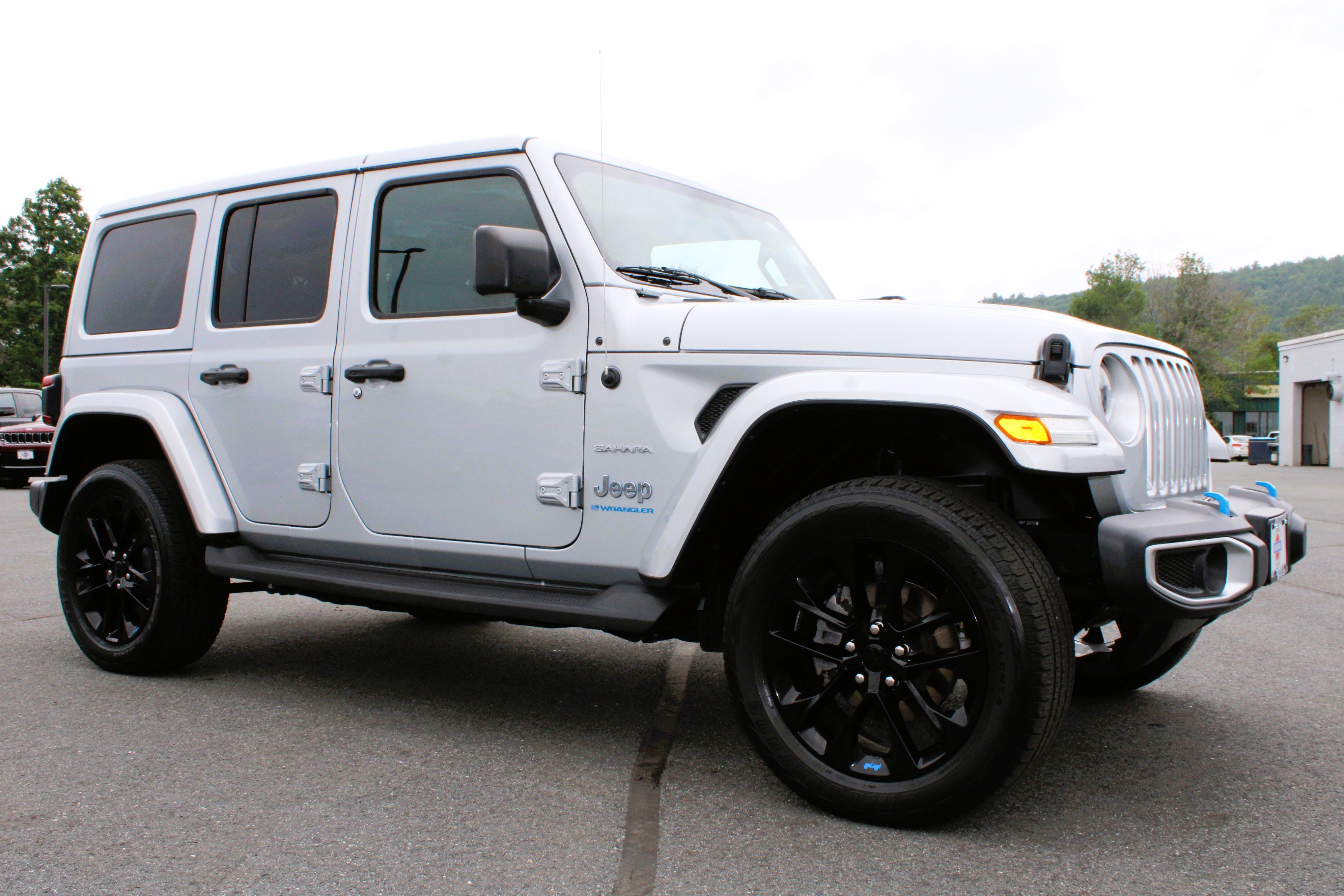 Used 2023 Silver Zynith Clearcoat Jeep Sahara image 5