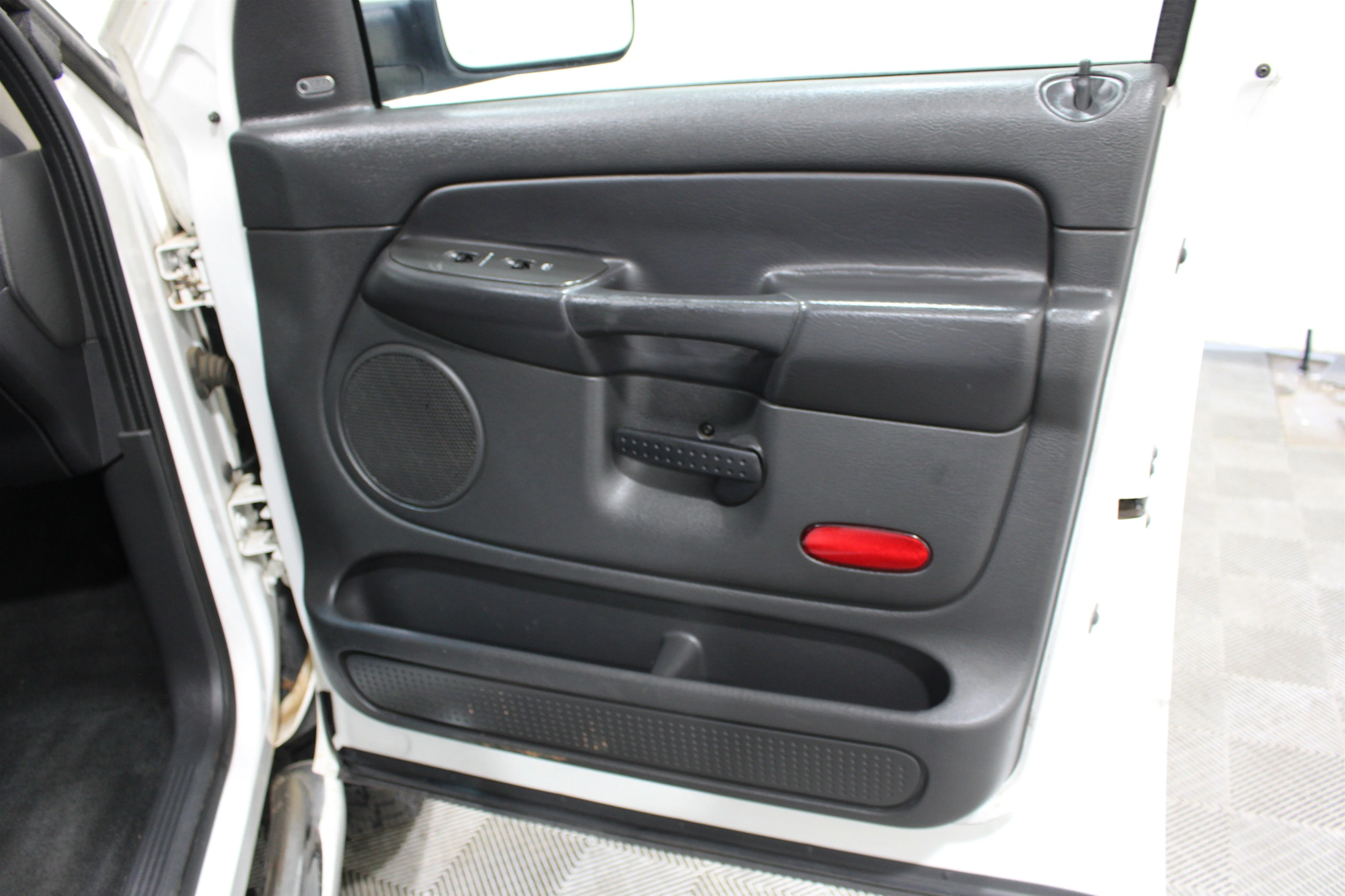 Used 2005 Bright White Dodge SLT image 21